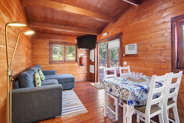 TV - Country House Vale do Asno - Bungalow '1' with Shared Pool, Wi-Fi and Air Conditioning (Castro Marim)