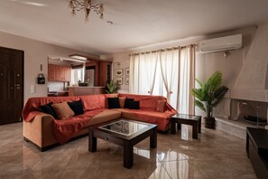 TV, fireplace