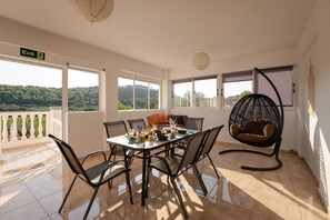Outdoor dining - Apartment 'Casa Zophora' with Mountain View, Wi-Fi and Air Conditioning (Kampi)