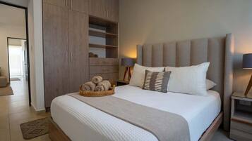 Een strijkplank/strijkijzer, reisbedje, wifi, beddengoed