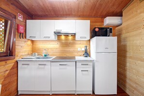 Kühlschrank, Mikrowelle, Herdplatte, Wasserkocher mit Kaffee-/Teezubehör