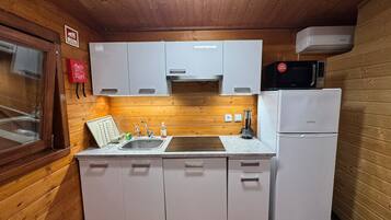 Kühlschrank, Mikrowelle, Herdplatte, Wasserkocher mit Kaffee-/Teezubehör