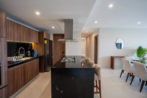 冰箱、微波炉、烤箱、炉灶