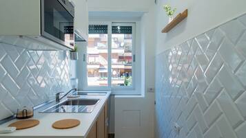 Kühlschrank, Herdplatte, Wasserkocher mit Kaffee-/Teezubehör