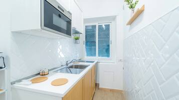 Refrigerador, parrilla de estufa y cafetera y tetera