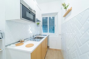 Kühlschrank, Herdplatte, Wasserkocher mit Kaffee-/Teezubehör