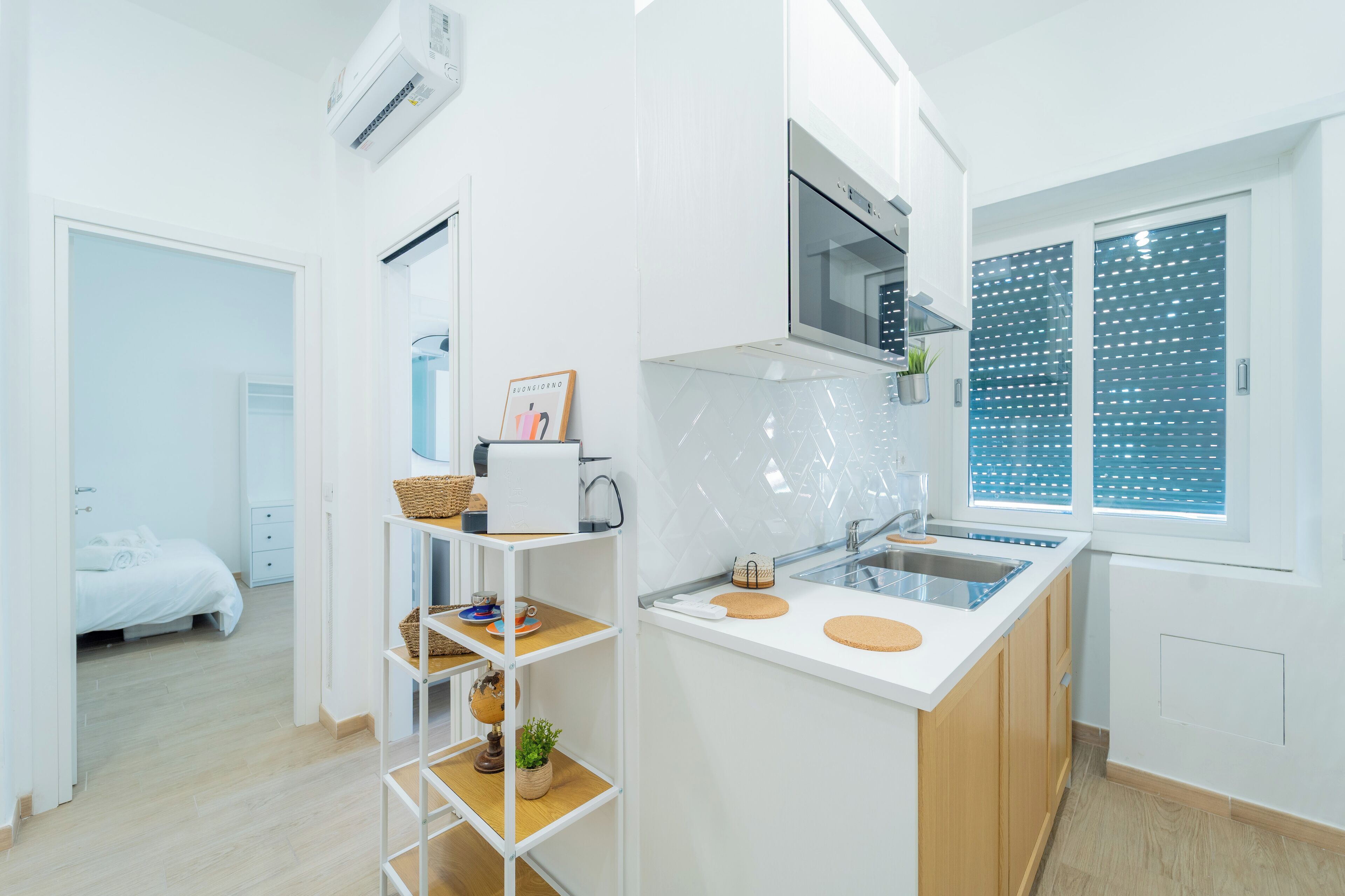 Kühlschrank, Herdplatte, Wasserkocher mit Kaffee-/Teezubehör