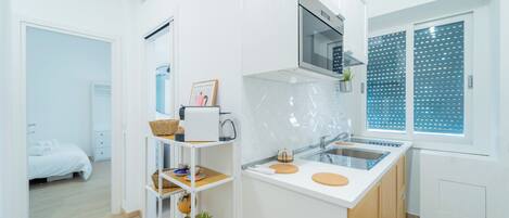 Kühlschrank, Herdplatte, Wasserkocher mit Kaffee-/Teezubehör