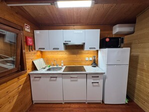 Een koelkast, een magnetron, een kookplaat