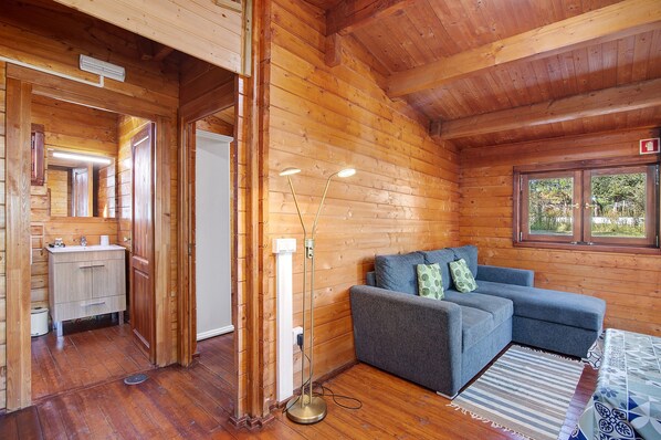 TV - Casa de Campo Vale do Asno-Bungalow '3' with Shared Pool, Wi-Fi and Air Conditioning (Castro Marim)