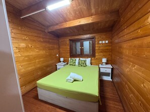 Een strijkplank/strijkijzer, wifi, beddengoed