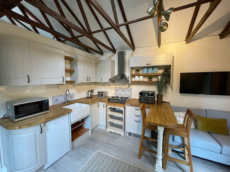 Fridge, microwave, oven, stovetop. Cosy Woodland Cabin | Cotswold Way | Pet Friendly | Snug Escape | Private Walks