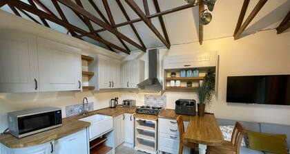 Cosy Woodland Cabin | Cotswold Way | Pet Friendly | Snug Escape | Private Walks