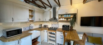 Cosy Woodland Cabin | Cotswold Way | Pet Friendly | Snug Escape | Private Walks