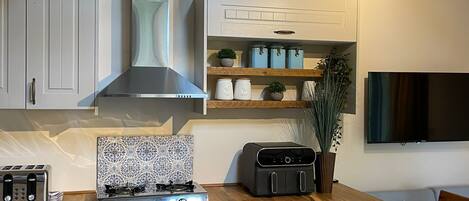 Réfrigérateur, micro-ondes, four, plaque de cuisson