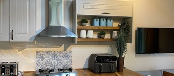 Cosy Woodland Cabin | Cotswold Way | Pet Friendly | Snug Escape | Private Walks