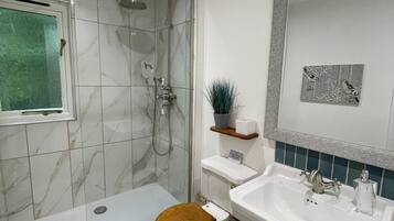 Dusch, hårtork, handdukar och tvål