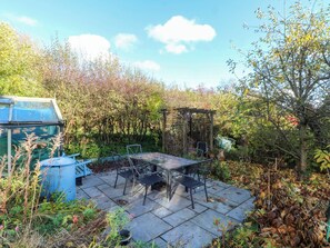 Outdoor dining - Pineapple Cottage (Bakewell)