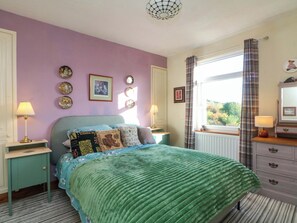 2 kamar tidur dan didekorasi berbeda-beda