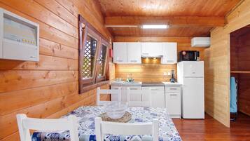 Een koelkast, een magnetron, een kookplaat