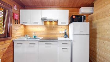 Een koelkast, een magnetron, een kookplaat