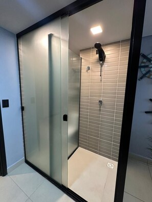 Studio | Phòng tắm | Buồng tắm vòi sen, vòi sen phun mưa 