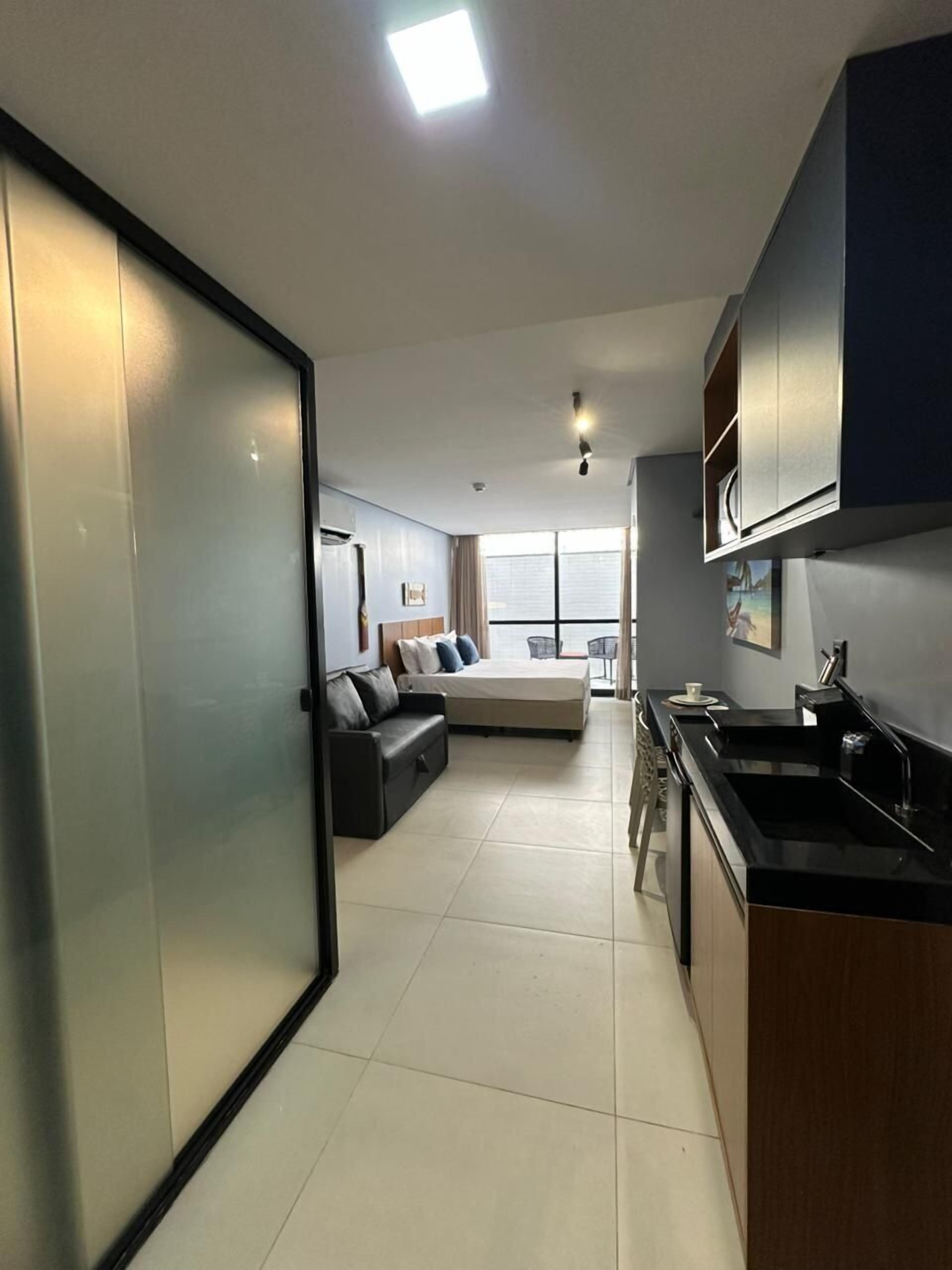 Escritorio, cortinas blackout y tabla de planchar con plancha 