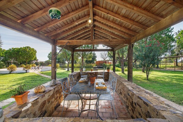 Outdoor dining - Casa de Campo Vale do Asno-Bungalow '6' with Shared Pool, Wi-Fi and Air Conditioning (Castro Marim)