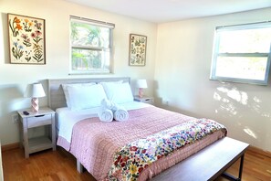 4 bedrooms, iron/ironing board, travel cot, free WiFi - Linda’s Beach House, Venice - 3 min to the beach. Family friendly retreat (Venice)