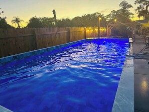 Outdoor pool, a heated pool - Linda’s Beach House, Venice - 3 min to the beach. Family friendly retreat (Venice)