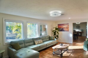 Smart TV, books - Linda’s Beach House, Venice - 3 min to the beach. Family friendly retreat (Venice)