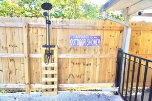 Exterior detail - Linda’s Beach House, Venice - 3 min to the beach. Family friendly retreat (Venice)