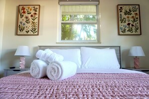 4 bedrooms, desk, iron/ironing board, travel crib - Linda’s Beach House, Venice - 3 min to the beach. Family friendly retreat (Venice)