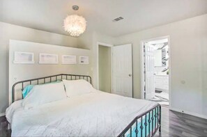 Room - Walk to Water! Blue Lake House w/ Fenced Yard (Quinlan)