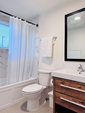 Assecador de cabells, tovalloles, sabó i paper higiènic 