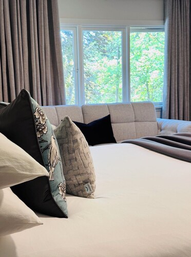 Deluxe Queen Room with Ensuite Bathroom Vancouver West
