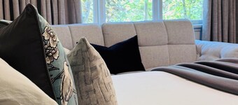 Deluxe Queen Room with Ensuite Bathroom Vancouver West