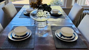 Dining - Deluxe Queen Room with Ensuite Bathroom Vancouver West (Vancouver)