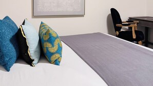 A hotel room with a bed, a desk, and a chair. - Deluxe Queen Room with Ensuite Bathroom Vancouver West (Vancouver)