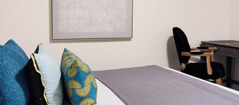 Deluxe Queen Room with Ensuite Bathroom Vancouver West