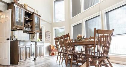 Peaceful 4-Bedroom Country Retreat – Sleeps 12<br>Relax in this spacious home with 7 beds, cozy furnishings, and a snooker table. Enjoy elevated views, serene sunsets, and a calm, family-friendly escape in Gainesville, Texas