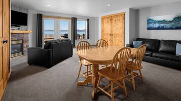 Superior Double Room, Balcony, Park View | Living area