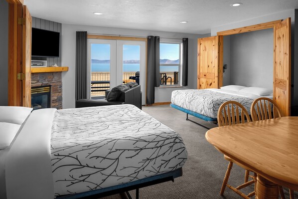 Beach Hotel- Superior Suite (Sleeps 6) | Free WiFi, bed sheets