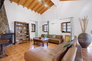 TV - Casa de Campo Vale do Asno-Room 'Quarto 2' with Shared Pool, Wi-Fi and Air Conditioning (Castro Marim)