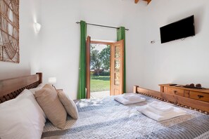 1 bedroom, iron/ironing board, WiFi, bed sheets - Casa de Campo Vale do Asno-Room 'Quarto 2' with Shared Pool, Wi-Fi and Air Conditioning (Castro Marim)