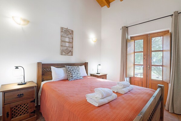 1 bedroom, iron/ironing board, WiFi, bed sheets - Casa de Campo Vale do Asno-Room 'Quarto 3' with Shared Pool, Wi-Fi and Air Conditioning (Castro Marim)