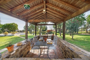 Outdoor dining - Room 'Quarto 3' with Shared Pool, Wi-Fi and Air Conditioning (Castro Marim)