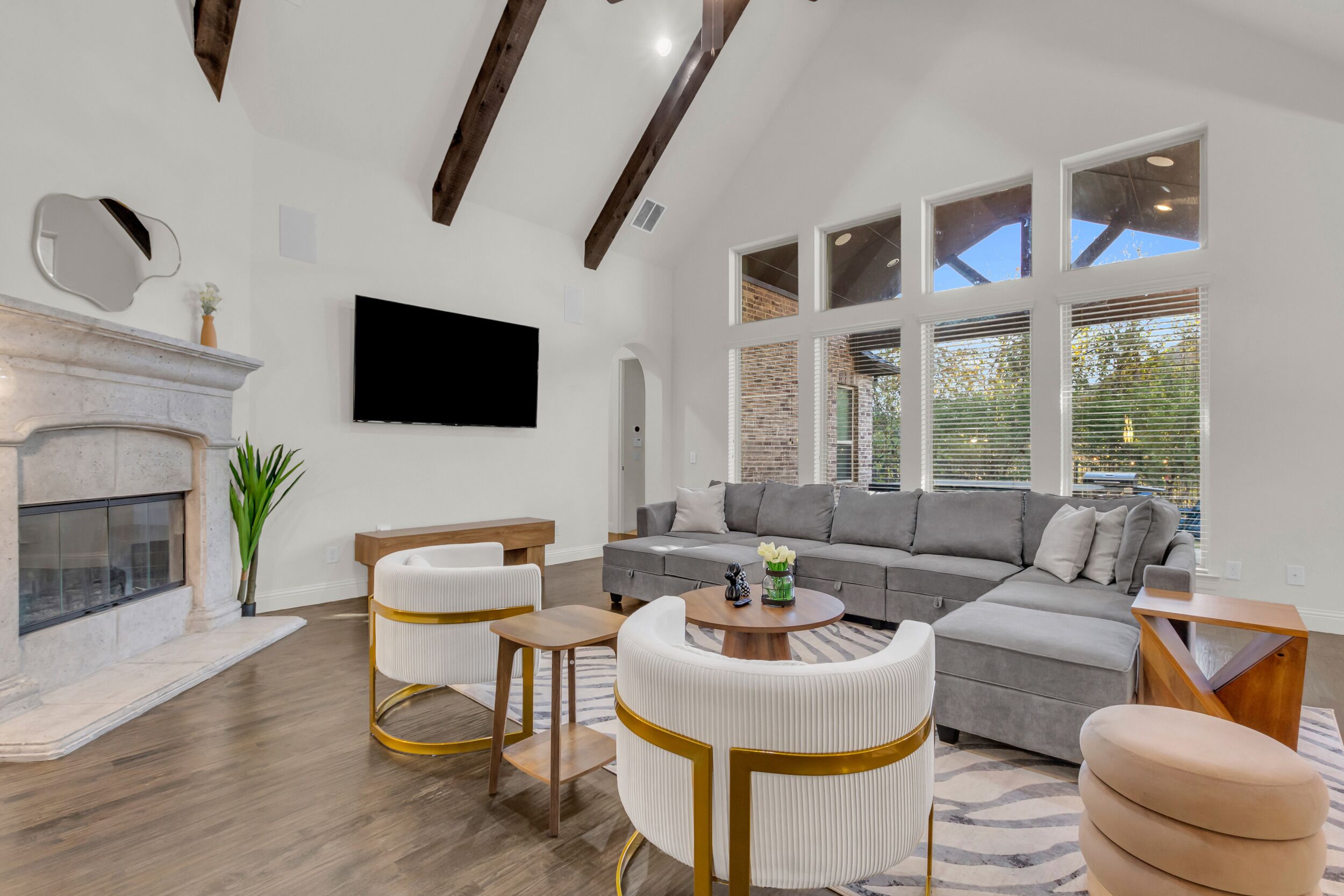 Smart-tv, een open haard, tafelvoetbal en een tafeltennistafel