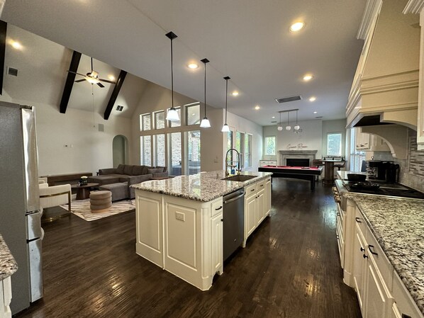 ميكروويف، فرن، موقد طهي مسطح، غسالة أطباق