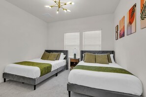 5 chambres, bureau, fer et planche à repasser, lit parapluie